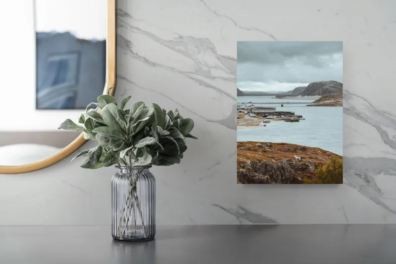 Tablou Canvas, "Peisaj nordic cu fiord și sat", Nor, Liniște, Peisaj, Munți, Apă, Nori, Hărțiș, Toamnă, Natură, Vedere, 26 x 39 cm – poza 4