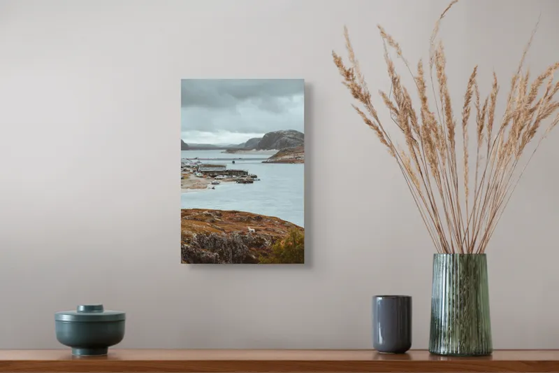 Tablou Canvas, "Peisaj nordic cu fiord și sat", Nor, Liniște, Peisaj, Munți, Apă, Nori, Hărțiș, Toamnă, Natură, Vedere, 26 x 39 cm – poza 5