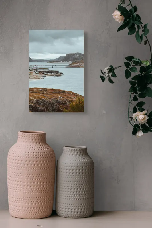 Tablou Canvas, "Peisaj nordic cu fiord și sat", Nor, Liniște, Peisaj, Munți, Apă, Nori, Hărțiș, Toamnă, Natură, Vedere, 26 x 39 cm – poza 6