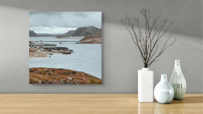 Tablou Canvas, "Peisaj nordic cu fiord și sat", Nor, Liniște, Peisaj, Munți, Apă, Nori, Hărțiș, Toamnă, Natură, Vedere, 50 x 50 cm – poza 3