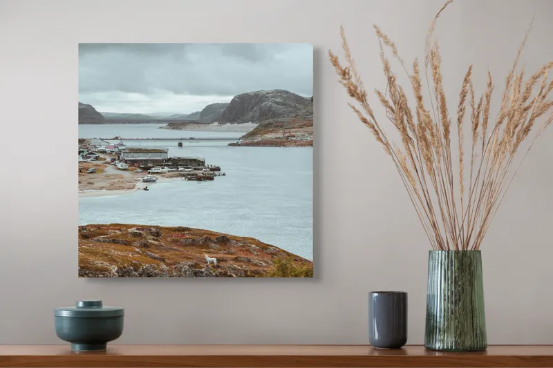 Tablou Canvas, "Peisaj nordic cu fiord și sat", Nor, Liniște, Peisaj, Munți, Apă, Nori, Hărțiș, Toamnă, Natură, Vedere, 50 x 50 cm – poza 4