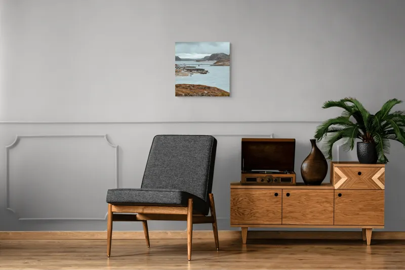Tablou Canvas, "Peisaj nordic cu fiord și sat", Nor, Liniște, Peisaj, Munți, Apă, Nori, Hărțiș, Toamnă, Natură, Vedere, 50 x 50 cm – poza 6
