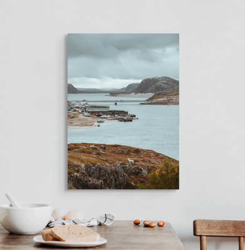 Tablou Canvas, "Peisaj nordic cu fiord și sat", Nor, Liniște, Peisaj, Munți, Apă, Nori, Hărțiș, Toamnă, Natură, Vedere, 50 x 70 cm – poza 3