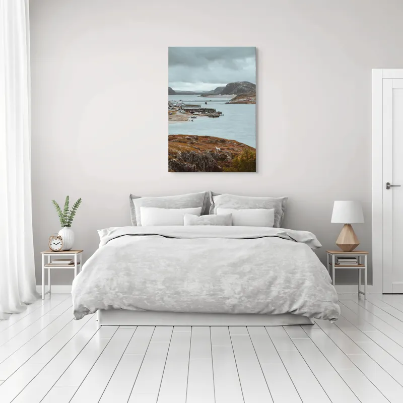 Tablou Canvas, "Peisaj nordic cu fiord și sat", Nor, Liniște, Peisaj, Munți, Apă, Nori, Hărțiș, Toamnă, Natură, Vedere, 70 x 100 cm – poza 3