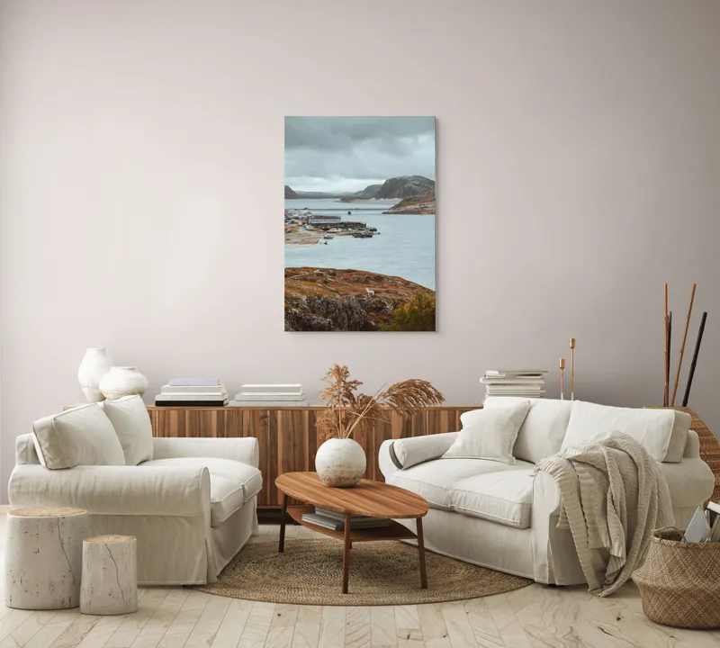 Tablou Canvas, "Peisaj nordic cu fiord și sat", Nor, Liniște, Peisaj, Munți, Apă, Nori, Hărțiș, Toamnă, Natură, Vedere, 70 x 100 cm – poza 4