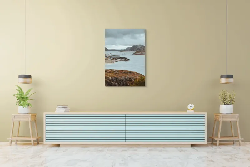 Tablou Canvas, "Peisaj nordic cu fiord și sat", Nor, Liniște, Peisaj, Munți, Apă, Nori, Hărțiș, Toamnă, Natură, Vedere, 70 x 100 cm – poza 5