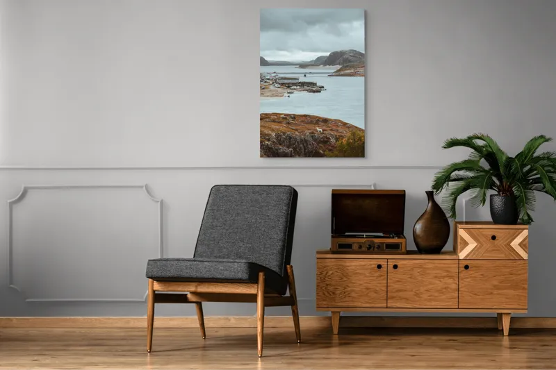 Tablou Canvas, "Peisaj nordic cu fiord și sat", Nor, Liniște, Peisaj, Munți, Apă, Nori, Hărțiș, Toamnă, Natură, Vedere, 70 x 100 cm – poza 6