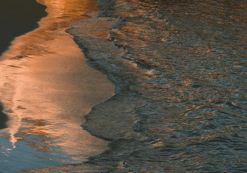 Tablou Canvas, "Reflexii ale amurgului pe mare", Apus, Reflexii, Valuri, Textură, Lumină, Mal, Apă, Calm., 100 x 70 cm – poza 2