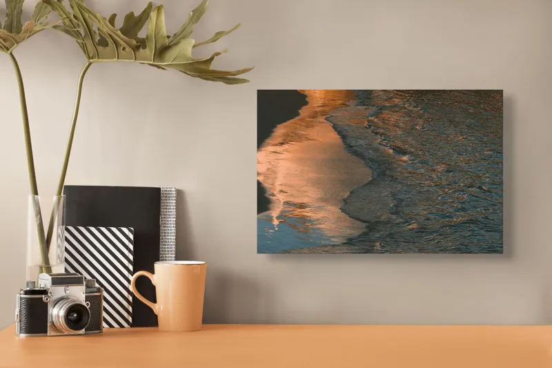 Tablou Canvas, "Reflexii ale amurgului pe mare", Apus, Reflexii, Valuri, Textură, Lumină, Mal, Apă, Calm., 39 x 26 cm – poza 3