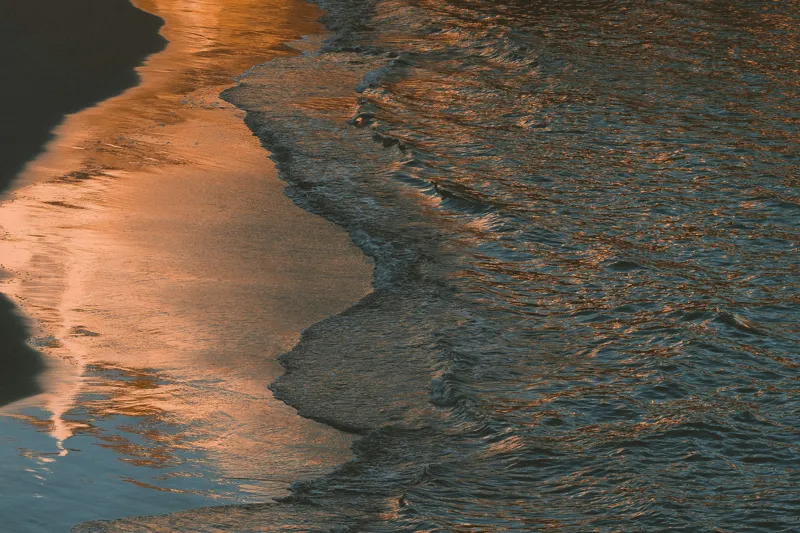 Tablou Canvas, "Reflexii ale amurgului pe mare", Apus, Reflexii, Valuri, Textură, Lumină, Mal, Apă, Calm., 39 x 26 cm – poza 2