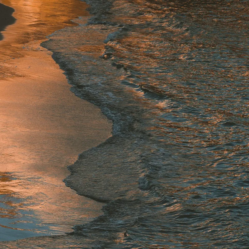 Tablou Canvas, "Reflexii ale amurgului pe mare", Apus, Reflexii, Valuri, Textură, Lumină, Mal, Apă, Calm., 50 x 50 cm – poza 2