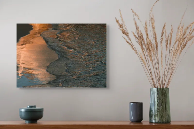 Tablou Canvas, "Reflexii ale amurgului pe mare", Apus, Reflexii, Valuri, Textură, Lumină, Mal, Apă, Calm., 54 x 39 cm – poza 4