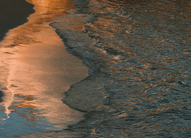 Tablou Canvas, "Reflexii ale amurgului pe mare", Apus, Reflexii, Valuri, Textură, Lumină, Mal, Apă, Calm., 54 x 39 cm – poza 2