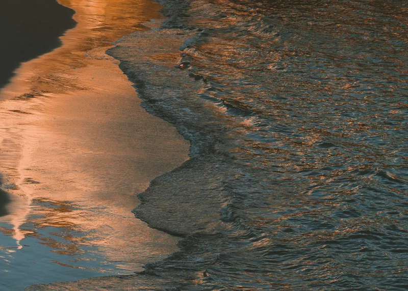 Tablou Canvas, "Reflexii ale amurgului pe mare", Apus, Reflexii, Valuri, Textură, Lumină, Mal, Apă, Calm., 70 x 50 cm – poza 2