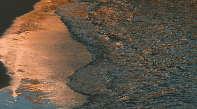 Tablou Canvas, "Reflexii ale amurgului pe mare", Apus, Reflexii, Valuri, Textură, Lumină, Mal, Apă, Calm., 90 x 50 cm – poza 2