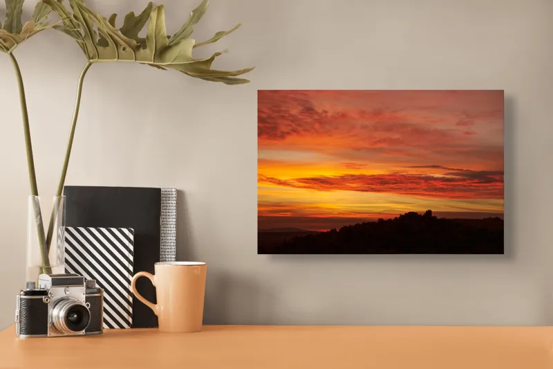 Tablou Canvas, "Răsărit de foc peste coline", Apus, Cer, Nor, Peisaj, Siluetă, Culoare, Horizon, Lumină, Gradienți, Timp, Natură, 39 x 26 cm – poza 3