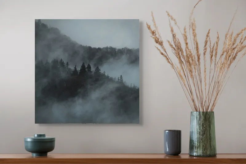 Tablou Canvas, "Misterul pădurii în ceață albăstruie", Cețuri, Melancolie, Taină, Înălțimi, Umbre, Serenitate, Natură, Mister, Pădure, Liniște, 50 x 50 cm – poza 4