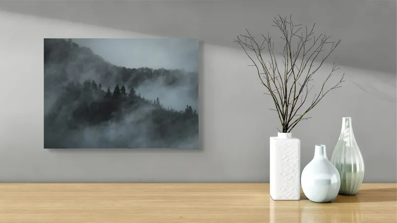 Tablou Canvas, "Misterul pădurii în ceață albăstruie", Cețuri, Melancolie, Taină, Înălțimi, Umbre, Serenitate, Natură, Mister, Pădure, Liniște, 54 x 39 cm – poza 3