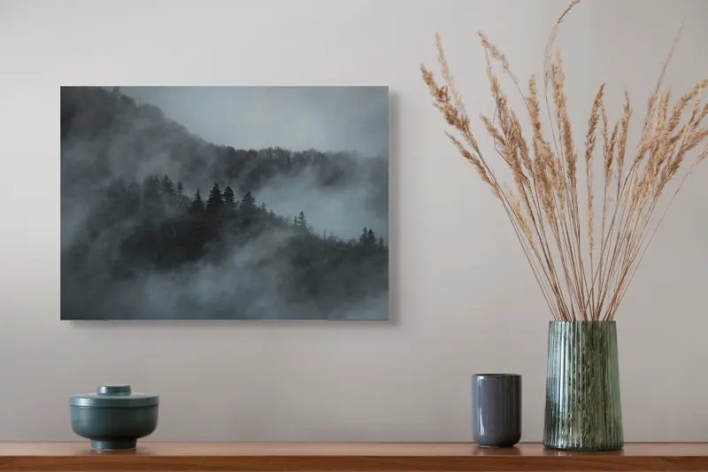Tablou Canvas, "Misterul pădurii în ceață albăstruie", Cețuri, Melancolie, Taină, Înălțimi, Umbre, Serenitate, Natură, Mister, Pădure, Liniște, 54 x 39 cm – poza 4