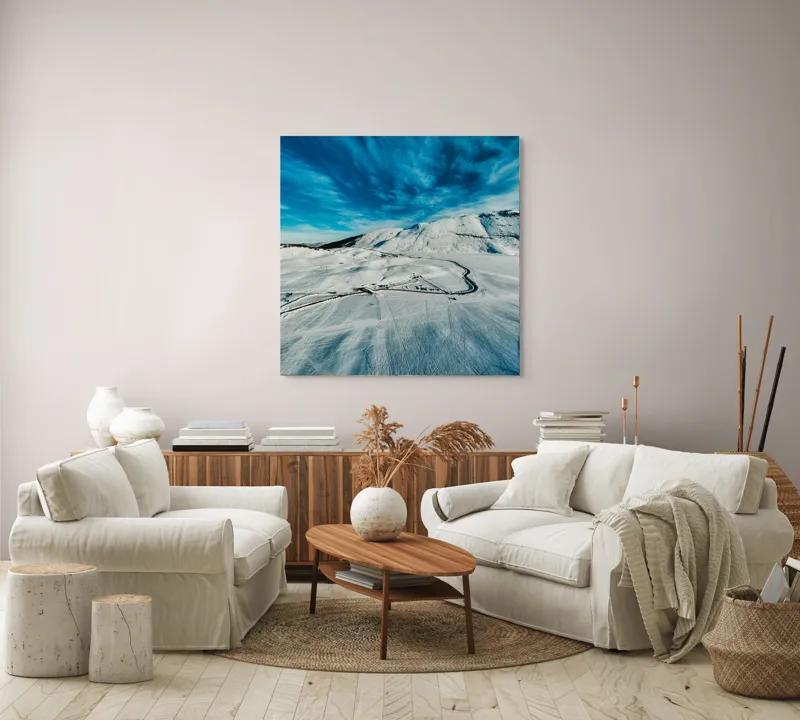 Tablou Canvas, "Iarna pe căi serpentine sub cer senin", Alb, Întindere, Munte, Cer, Nor, Drum, Zăpadă, Pitoresc, Liniște, Înghețat, 100 x 100 cm – poza 3