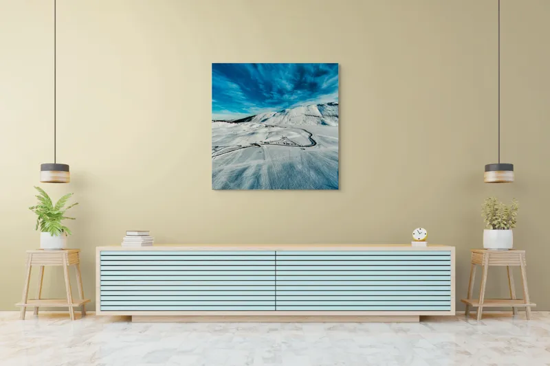 Tablou Canvas, "Iarna pe căi serpentine sub cer senin", Alb, Întindere, Munte, Cer, Nor, Drum, Zăpadă, Pitoresc, Liniște, Înghețat, 100 x 100 cm – poza 5