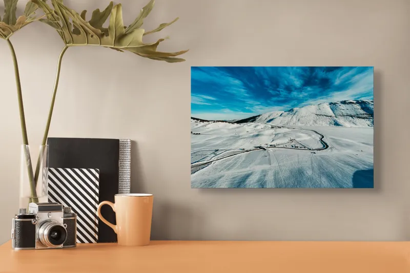 Tablou Canvas, "Iarna pe căi serpentine sub cer senin", Alb, Întindere, Munte, Cer, Nor, Drum, Zăpadă, Pitoresc, Liniște, Înghețat, 39 x 26 cm – poza 3