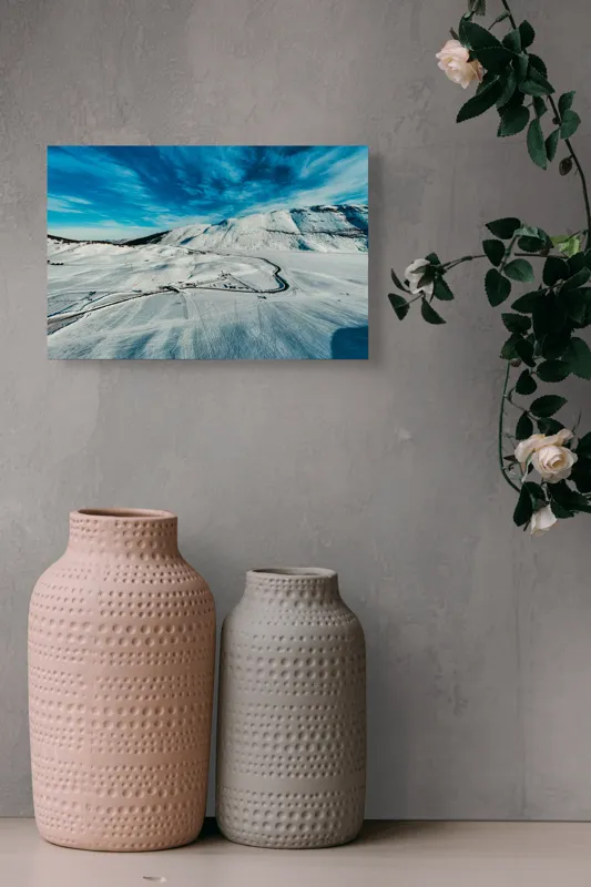 Tablou Canvas, "Iarna pe căi serpentine sub cer senin", Alb, Întindere, Munte, Cer, Nor, Drum, Zăpadă, Pitoresc, Liniște, Înghețat, 39 x 26 cm – poza 4
