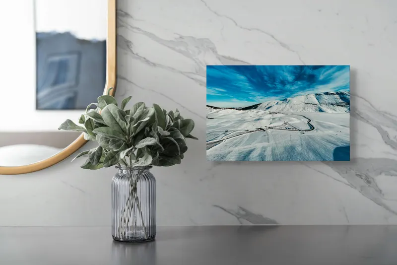 Tablou Canvas, "Iarna pe căi serpentine sub cer senin", Alb, Întindere, Munte, Cer, Nor, Drum, Zăpadă, Pitoresc, Liniște, Înghețat, 39 x 26 cm – poza 5