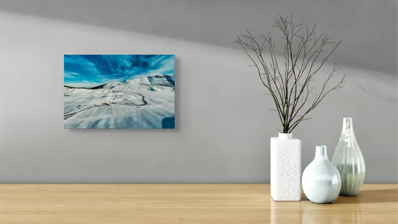 Tablou Canvas, "Iarna pe căi serpentine sub cer senin", Alb, Întindere, Munte, Cer, Nor, Drum, Zăpadă, Pitoresc, Liniște, Înghețat, 39 x 26 cm – poza 8