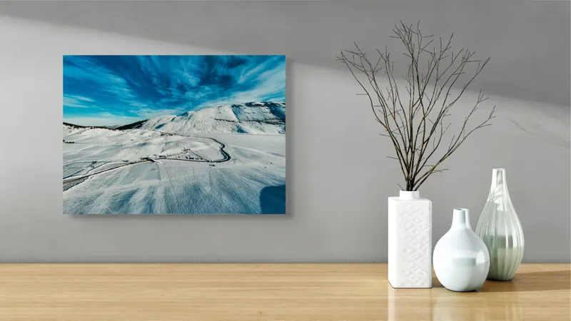 Tablou Canvas, "Iarna pe căi serpentine sub cer senin", Alb, Întindere, Munte, Cer, Nor, Drum, Zăpadă, Pitoresc, Liniște, Înghețat, 54 x 39 cm – poza 3