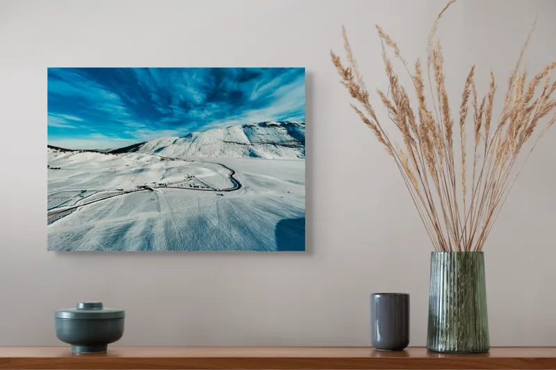 Tablou Canvas, "Iarna pe căi serpentine sub cer senin", Alb, Întindere, Munte, Cer, Nor, Drum, Zăpadă, Pitoresc, Liniște, Înghețat, 54 x 39 cm – poza 4