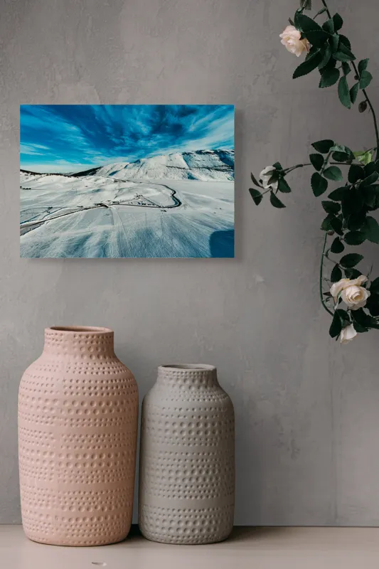 Tablou Canvas, "Iarna pe căi serpentine sub cer senin", Alb, Întindere, Munte, Cer, Nor, Drum, Zăpadă, Pitoresc, Liniște, Înghețat, 54 x 39 cm – poza 8
