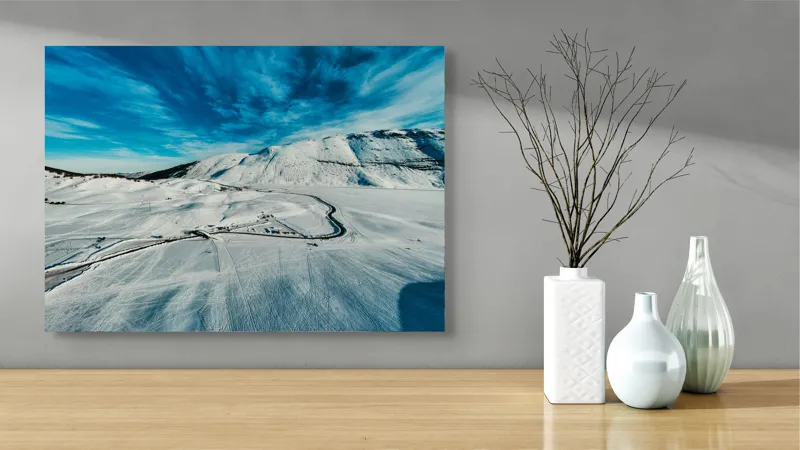 Tablou Canvas, "Iarna pe căi serpentine sub cer senin", Alb, Întindere, Munte, Cer, Nor, Drum, Zăpadă, Pitoresc, Liniște, Înghețat, 70 x 50 cm – poza 3
