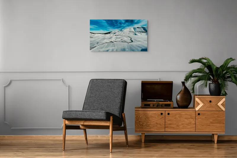 Tablou Canvas, "Iarna pe căi serpentine sub cer senin", Alb, Întindere, Munte, Cer, Nor, Drum, Zăpadă, Pitoresc, Liniște, Înghețat, 90 x 50 cm – poza 6