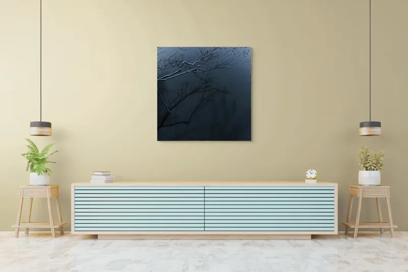 Tablou Canvas, "Reflecții și tăcere sub ploaie", Ramură, Reflexie, Apă, Ploaie, Umbre, Întuneric, Liniște, 100 x 100 cm – poza 5