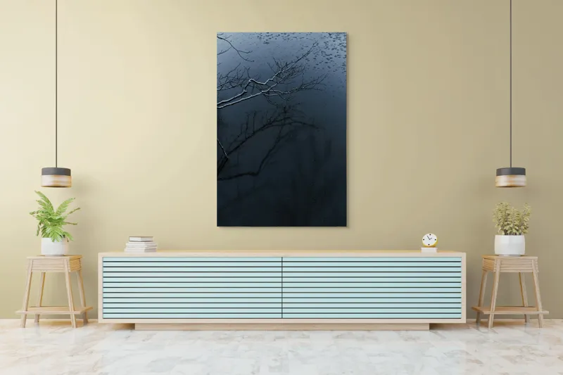 Tablou Canvas, "Reflecții și tăcere sub ploaie", Ramură, Reflexie, Apă, Ploaie, Umbre, Întuneric, Liniște, 100 x 150 cm – poza 4