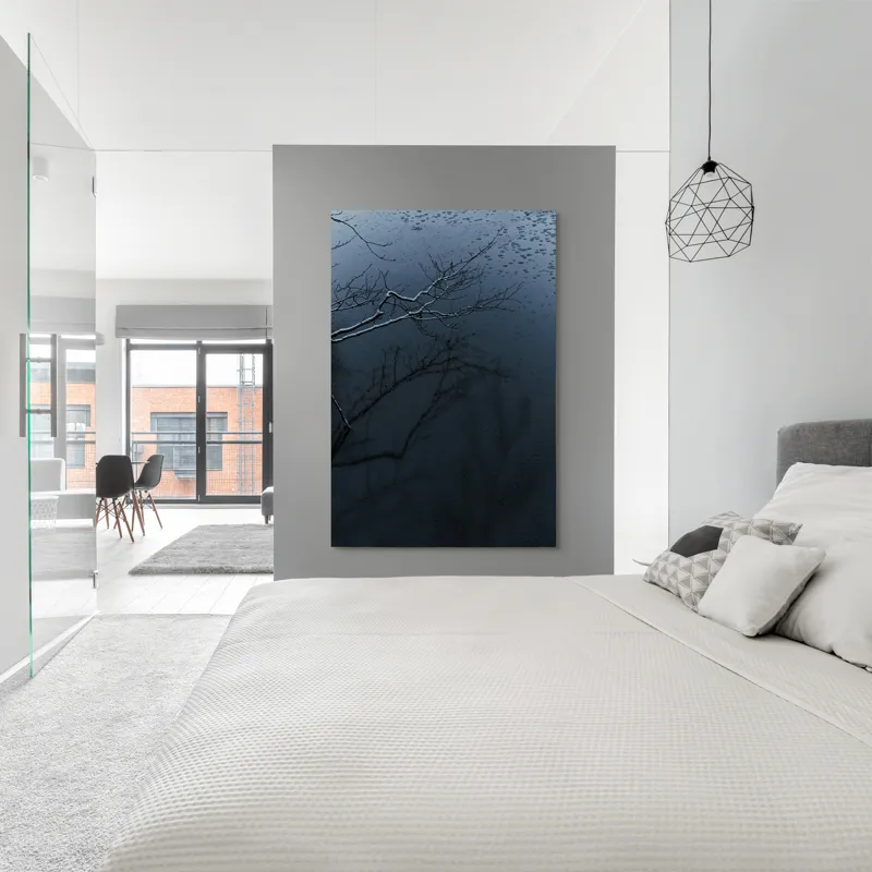 Tablou Canvas, "Reflecții și tăcere sub ploaie", Ramură, Reflexie, Apă, Ploaie, Umbre, Întuneric, Liniște, 100 x 150 cm – poza 5