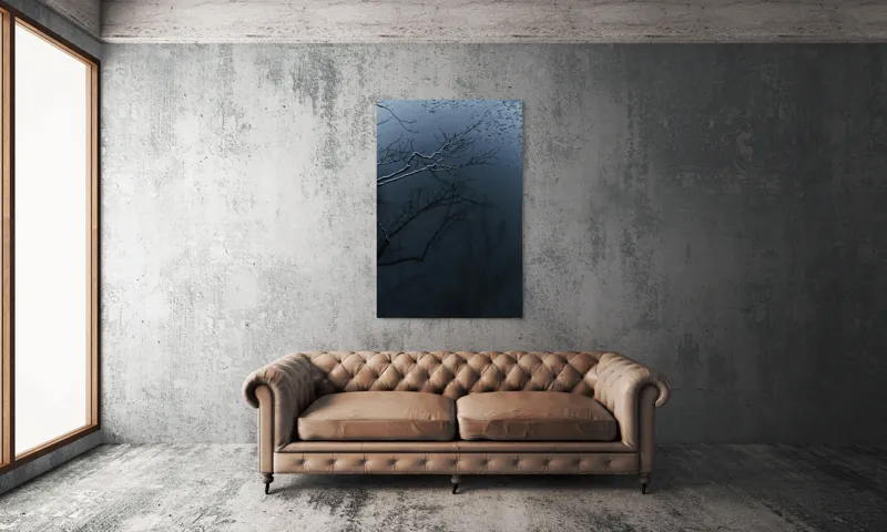 Tablou Canvas, "Reflecții și tăcere sub ploaie", Ramură, Reflexie, Apă, Ploaie, Umbre, Întuneric, Liniște, 100 x 150 cm – poza 6