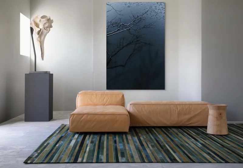 Tablou Canvas, "Reflecții și tăcere sub ploaie", Ramură, Reflexie, Apă, Ploaie, Umbre, Întuneric, Liniște, 100 x 150 cm – poza 7