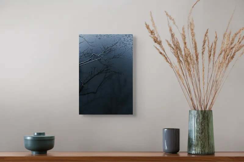 Tablou Canvas, "Reflecții și tăcere sub ploaie", Ramură, Reflexie, Apă, Ploaie, Umbre, Întuneric, Liniște, 26 x 39 cm – poza 5
