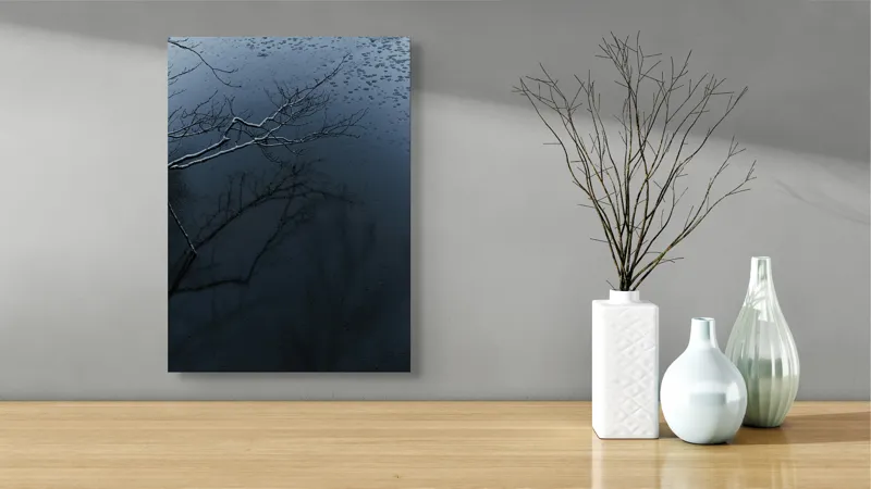 Tablou Canvas, "Reflecții și tăcere sub ploaie", Ramură, Reflexie, Apă, Ploaie, Umbre, Întuneric, Liniște, 39 x 54 cm – poza 4