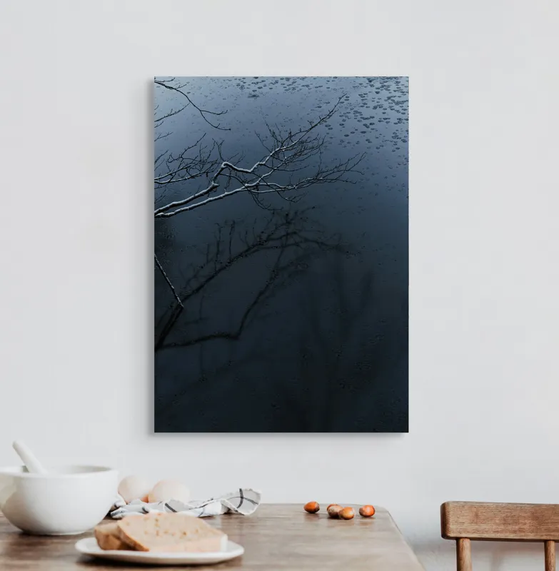 Tablou Canvas, "Reflecții și tăcere sub ploaie", Ramură, Reflexie, Apă, Ploaie, Umbre, Întuneric, Liniște, 50 x 70 cm – poza 3