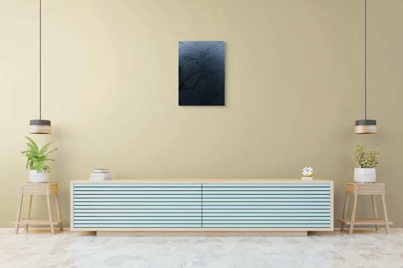 Tablou Canvas, "Reflecții și tăcere sub ploaie", Ramură, Reflexie, Apă, Ploaie, Umbre, Întuneric, Liniște, 50 x 70 cm – poza 6