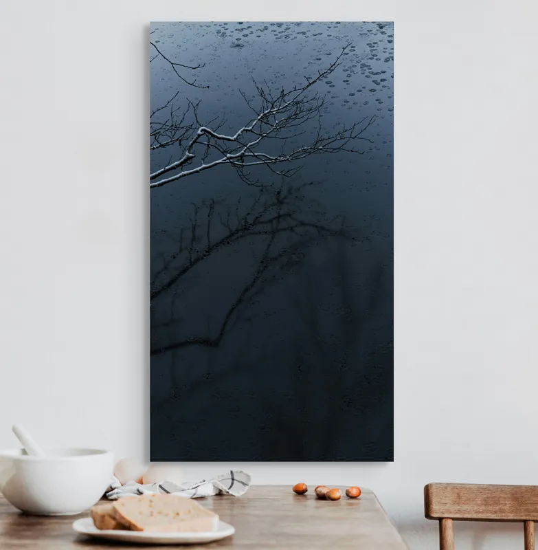 Tablou Canvas, "Reflecții și tăcere sub ploaie", Ramură, Reflexie, Apă, Ploaie, Umbre, Întuneric, Liniște, 50 x 90 cm – poza 3