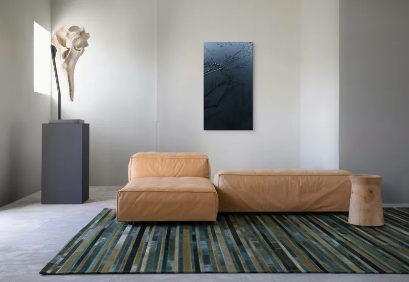 Tablou Canvas, "Reflecții și tăcere sub ploaie", Ramură, Reflexie, Apă, Ploaie, Umbre, Întuneric, Liniște, 50 x 90 cm – poza 5