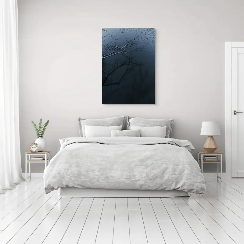 Tablou Canvas, "Reflecții și tăcere sub ploaie", Ramură, Reflexie, Apă, Ploaie, Umbre, Întuneric, Liniște, 70 x 100 cm – poza 3