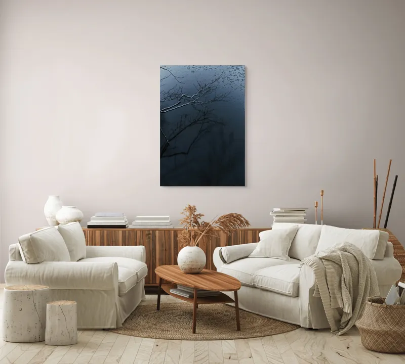 Tablou Canvas, "Reflecții și tăcere sub ploaie", Ramură, Reflexie, Apă, Ploaie, Umbre, Întuneric, Liniște, 70 x 100 cm – poza 4