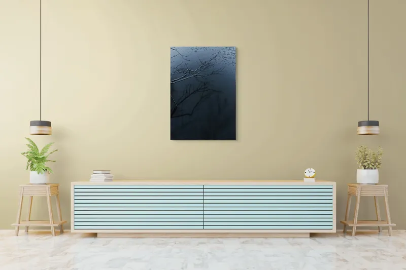 Tablou Canvas, "Reflecții și tăcere sub ploaie", Ramură, Reflexie, Apă, Ploaie, Umbre, Întuneric, Liniște, 70 x 100 cm – poza 5