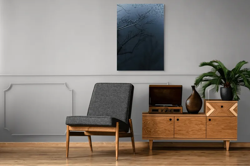 Tablou Canvas, "Reflecții și tăcere sub ploaie", Ramură, Reflexie, Apă, Ploaie, Umbre, Întuneric, Liniște, 70 x 100 cm – poza 6