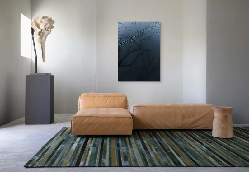 Tablou Canvas, "Reflecții și tăcere sub ploaie", Ramură, Reflexie, Apă, Ploaie, Umbre, Întuneric, Liniște, 70 x 100 cm – poza 7